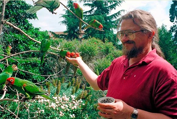 On Saturday morning here in #MenloPark, we meet the people behind "The Wild Parrots of Telegraph Hill." Join us! ow.ly/jGPl30ncaMl