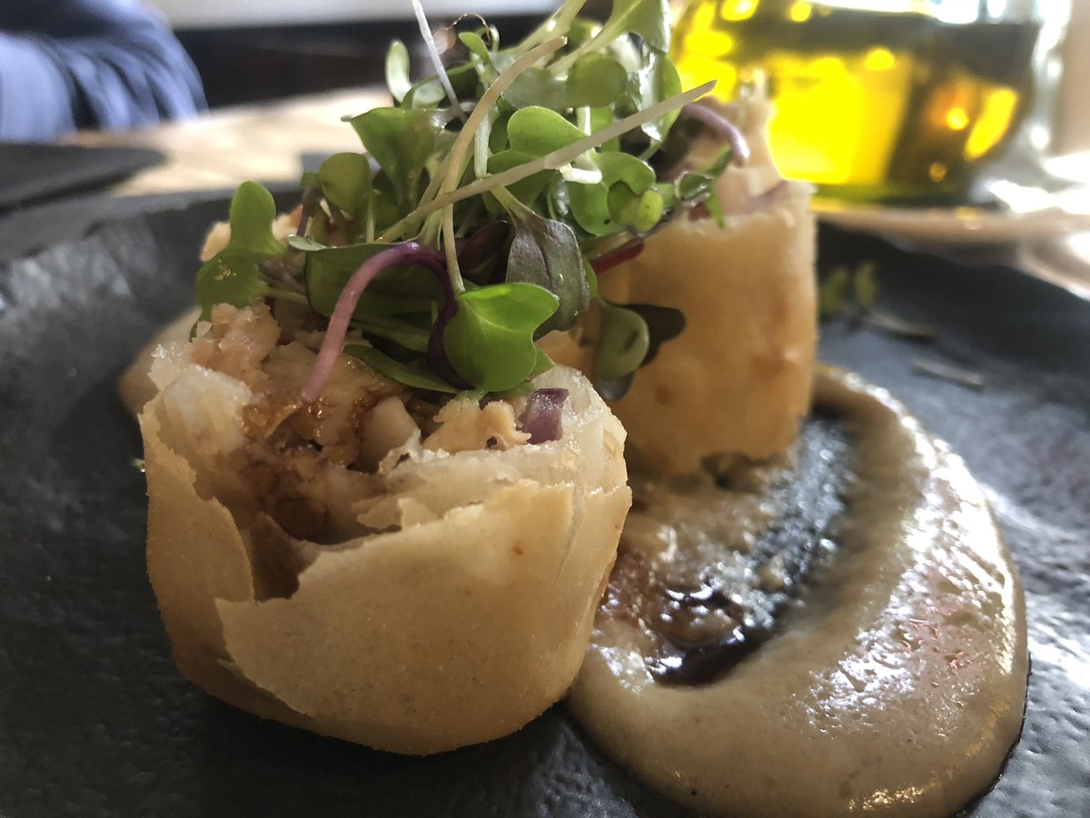 niundiaacasa's tweet photo. 🏠Bar MUT
🌏Carrer Pau Claris, 192 (Bcn)
📋Carta: Pissarra amb plats del dia
⭐️Must: Ous amb llagosta / Spring roll de ‘cochinillo’
🍷Vi: Bodega amb varietat
🍺Birra: Estrella Damm
👨🏻‍🍳Servei: atent, ràpid i proper
🚪Local: Vermuteria clàssica elegant
💸Preu final PP: 55€ amb vi https://t.co/7mzul3MkT6