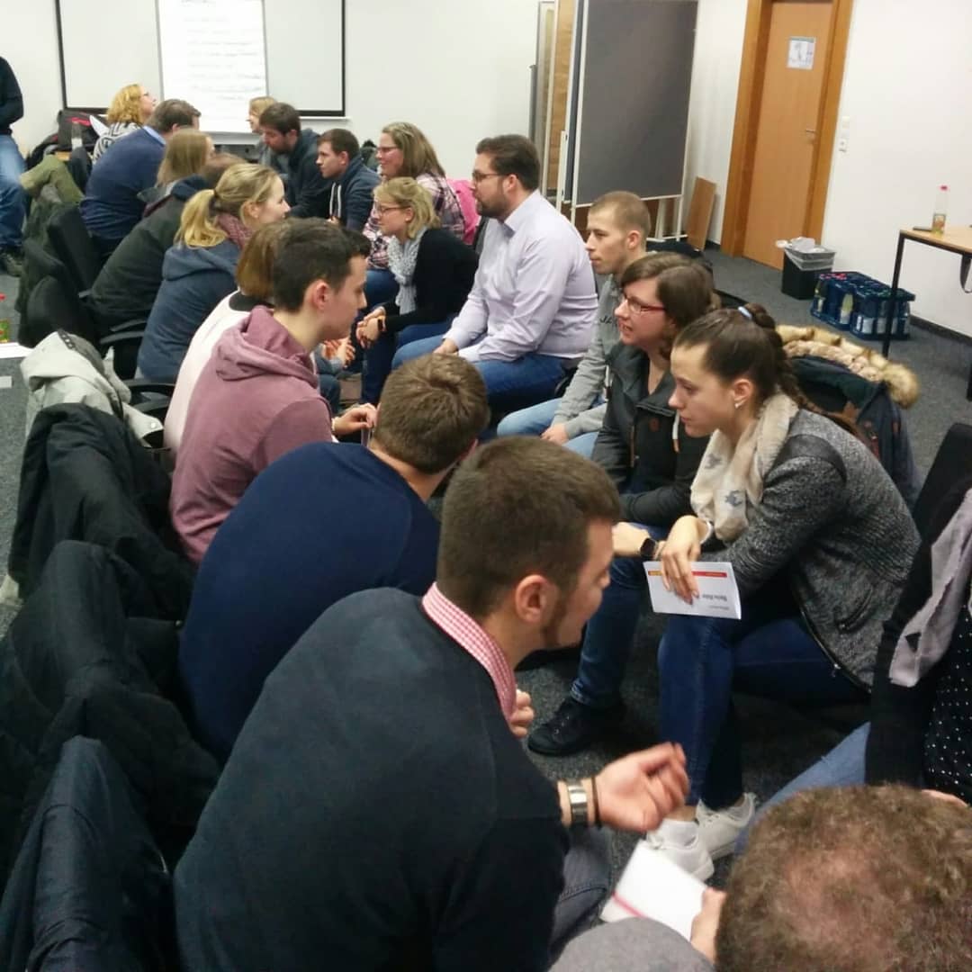 dlrgjugendwestf's tweet photo. Was am Abend abging: Speeddating! Wir haben uns untereinander ausgetauscht und haben alle sechs Minuten unseren Gesprächspartner gewechselt. Geile Aktion!

Danke an den Mitarbeiterpool für die Organisation! 

#WirWestfalen #GeFa https://t.co/z4i3KRGiyf