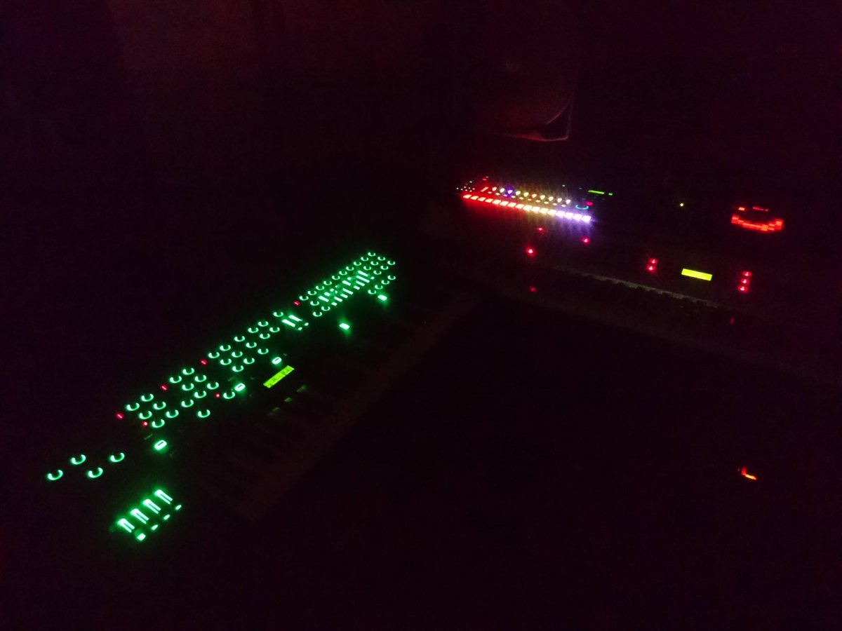AndreaBasso1993's tweet image. My studio seems more and more like a spaceship ✨✨✨

#lights #kaoss #system8 #roland #kawai #korg #rog #studio #space #beautiful #tr8s #aira #pc
