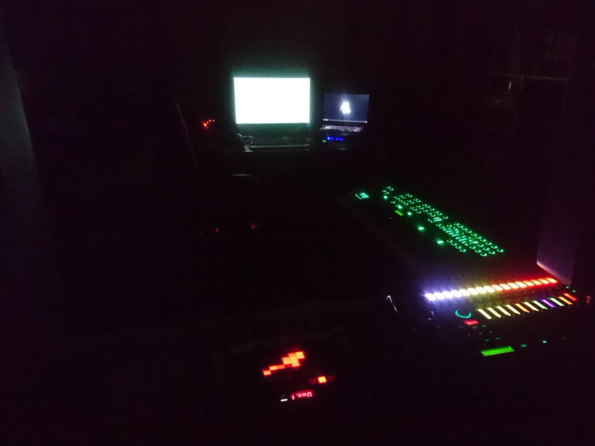 AndreaBasso1993's tweet image. My studio seems more and more like a spaceship ✨✨✨

#lights #kaoss #system8 #roland #kawai #korg #rog #studio #space #beautiful #tr8s #aira #pc