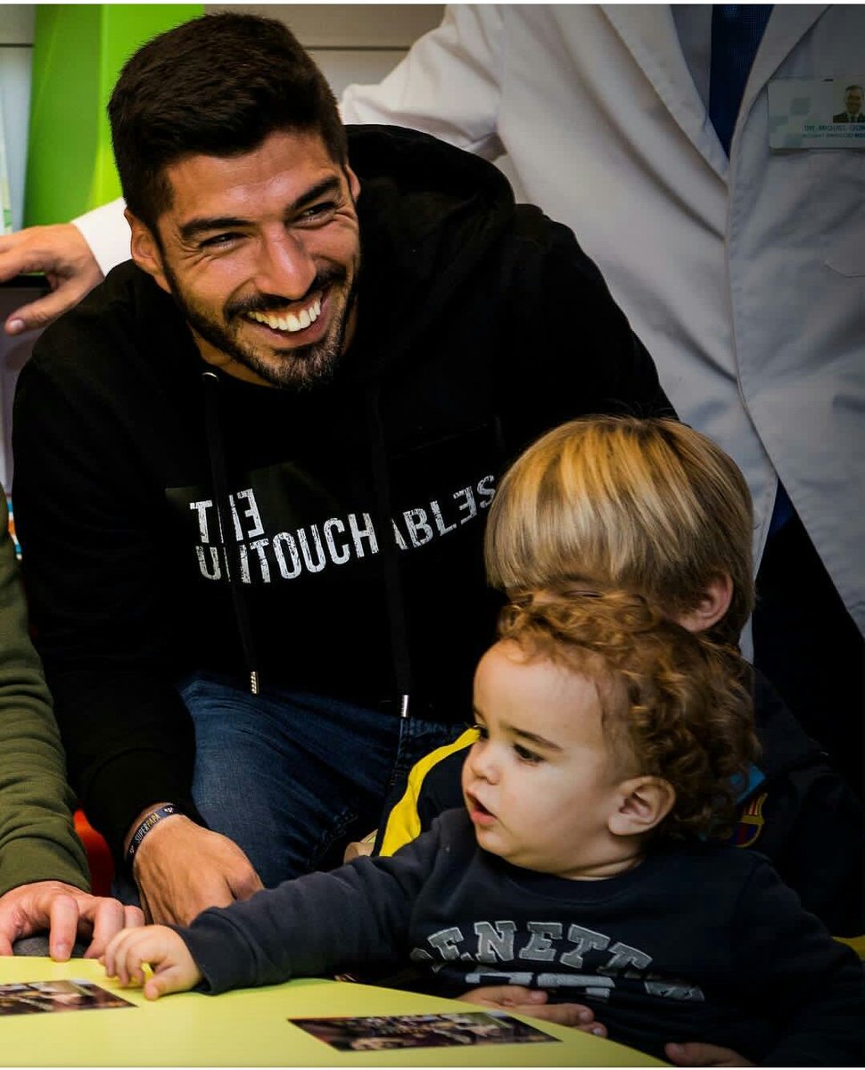footcasm's tweet photo. Leo Messi and Luis Suarez meet children at hospital of Barcelona. 👏
#Messi #FCBarcelona #Barcelona https://t.co/7ZQOzjtrhz