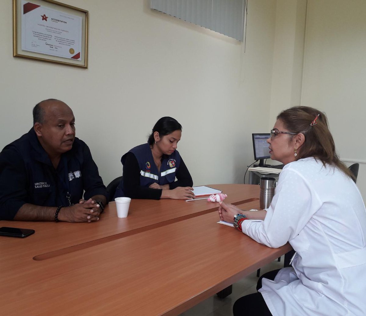 Salud_Guayas's tweet photo. Gerente del Hospital Universitario @lucyjurado9 junto a Director Distrital@JorgeMerchan897 fortalece diáologo para analizar y brindar calidad de servicios de Salud a nuestros usuarios #BuenTratoEsSalud https://t.co/rX2twBGQNL