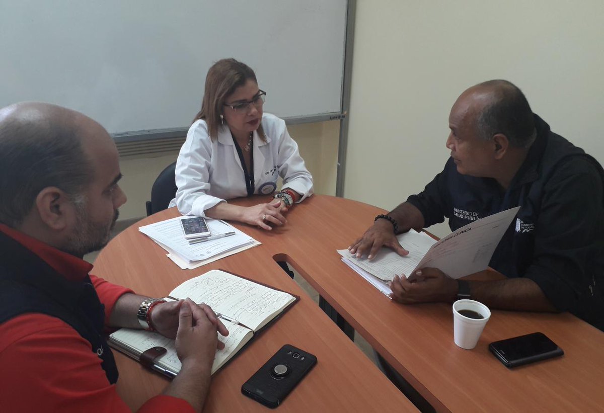 Salud_Guayas's tweet photo. Gerente del Hospital Universitario @lucyjurado9 junto a Director Distrital@JorgeMerchan897 fortalece diáologo para analizar y brindar calidad de servicios de Salud a nuestros usuarios #BuenTratoEsSalud https://t.co/rX2twBGQNL