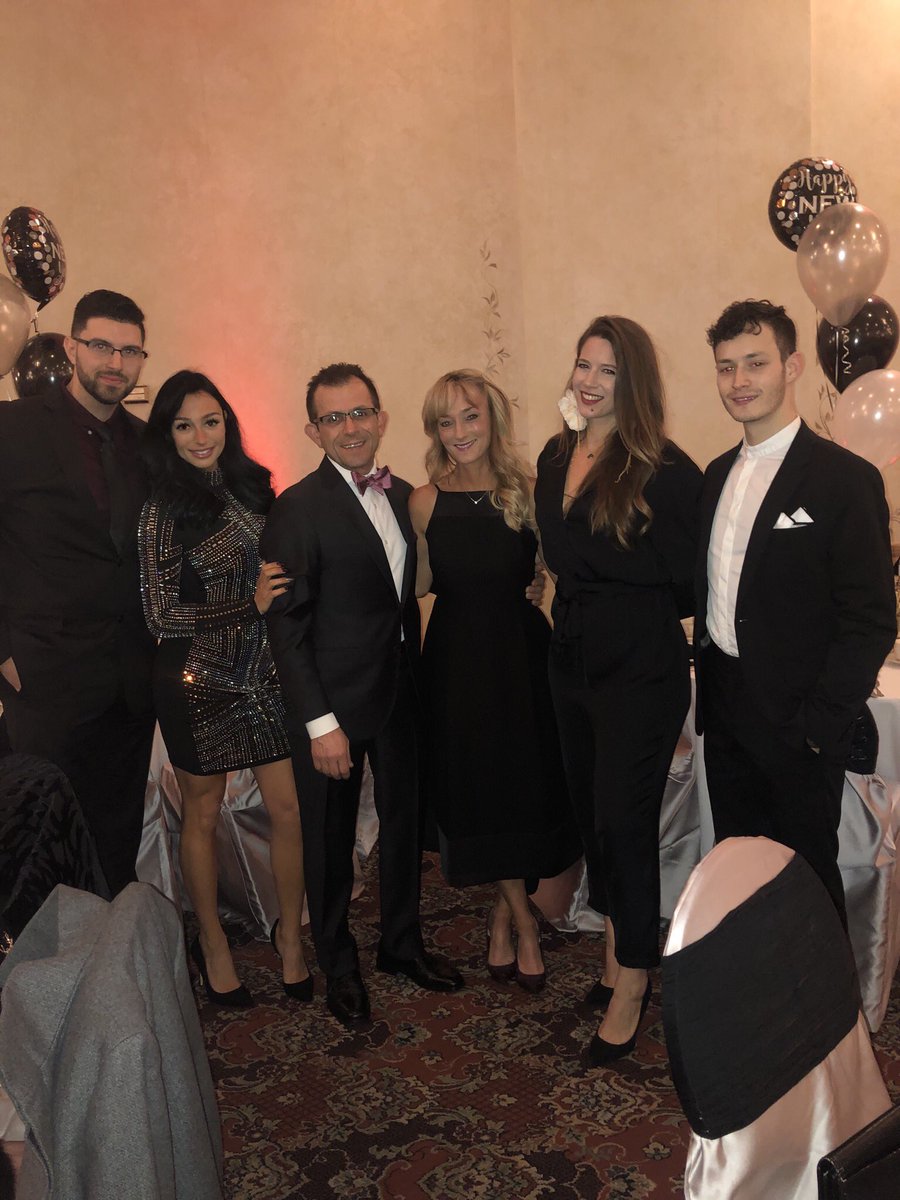 oliviamancuso__'s tweet image. What. A. Night. #NYE2019 #engagedaf