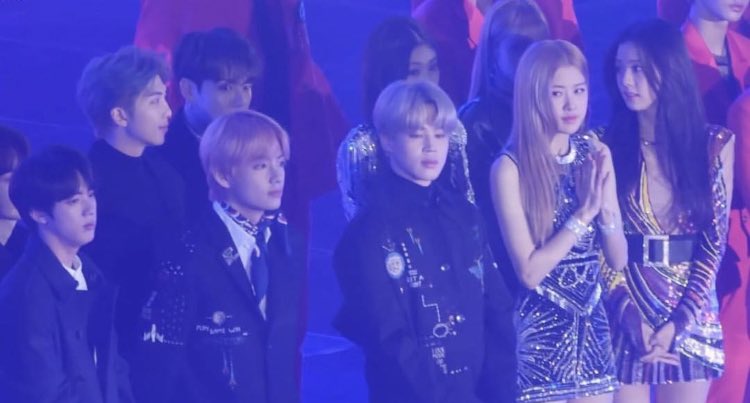 RM BTS dan Jisoo Blackpink saling tatap