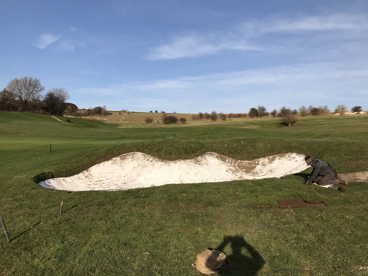 Another bunker finished using the Verde ‘V’ line bunker liner. Awesome stuff👌@Verdelawn <a href="/WorthingGC/">Worthing Golf Club</a> #bunker