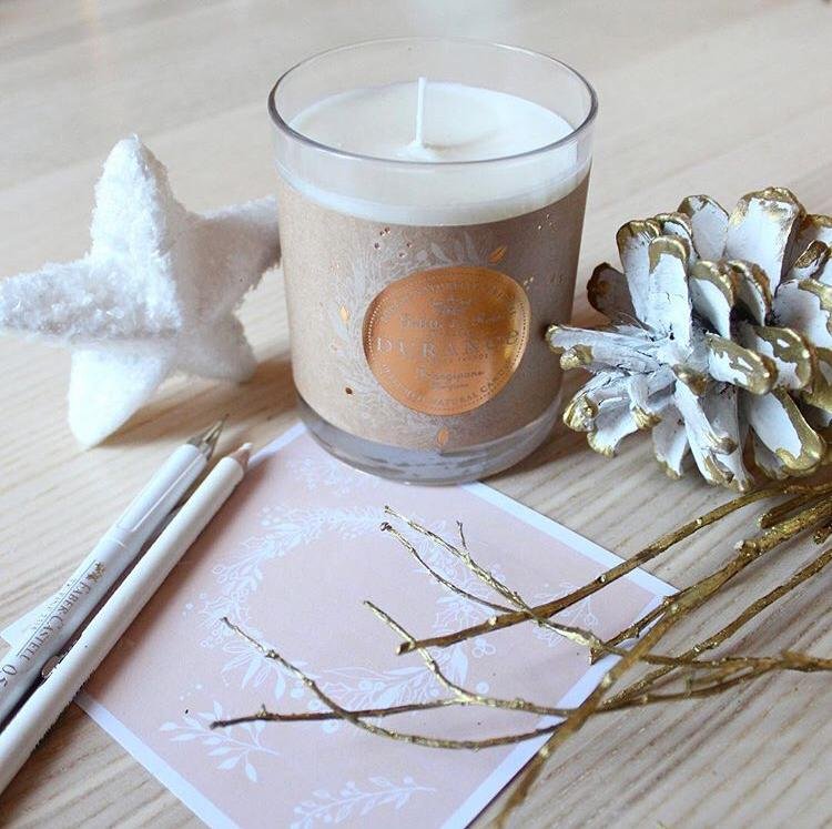 Une bougie parfumée à la Frangipane avec une fève toute spéciale. Chaque bougie contient sa fève, mais cette année l'heureux gagnant(e) gagnera un Napoléon d'Or
Une jolie photo et illustration de @lutheen_illustration

#durance #galettedesrois #frangipane #illustration #feve