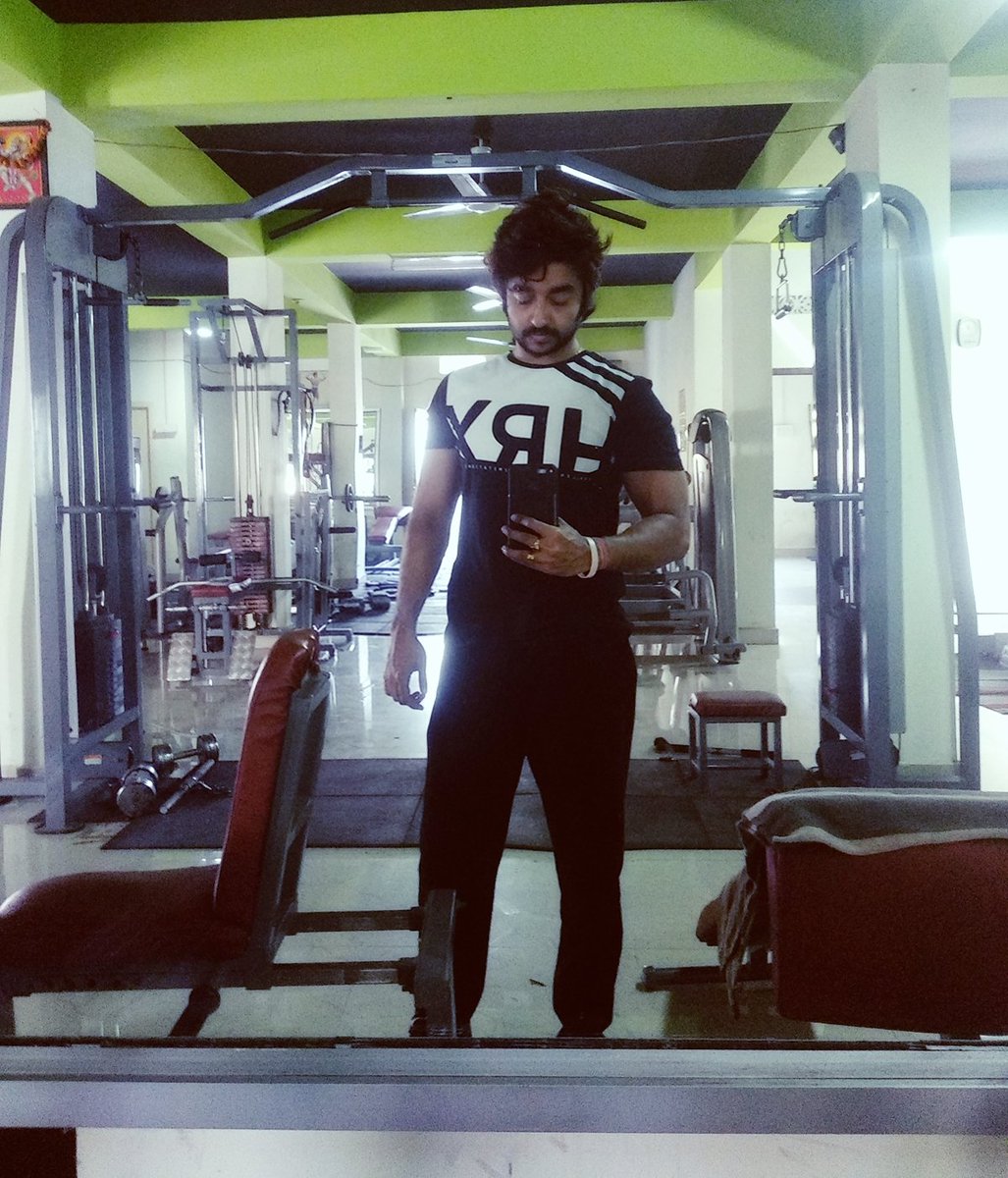 RJoy321's tweet photo. @iHrithik @hrxbrand @BeCureFit #Myfitstart 2019 starts with more functional workout to get myself fitter than before..#HRX KEEPGOING https://t.co/cBaXtN1YuE