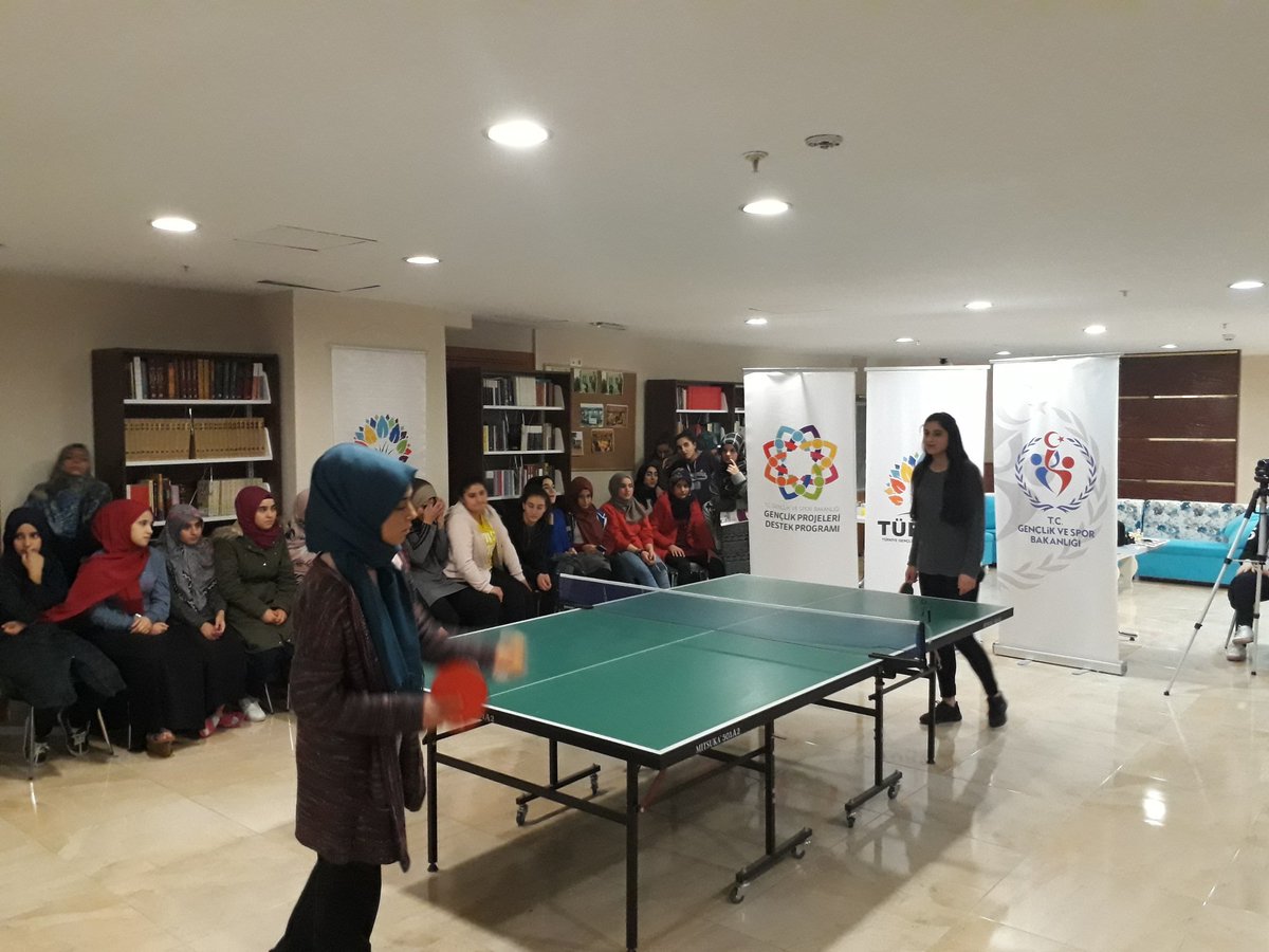 Türgev Kitap Kafe kapsamında ' Gençler Arası Tenis Yarışması' başlamıştır. <a href="/GSBgenclik/">Gençlik Hizmetleri</a>proje @GSBgenclik <a href="/gencliksporbak/">Gençlik ve Spor Bakanlığı 🇹🇷</a> <a href="/turgev/">TÜRGEV</a>