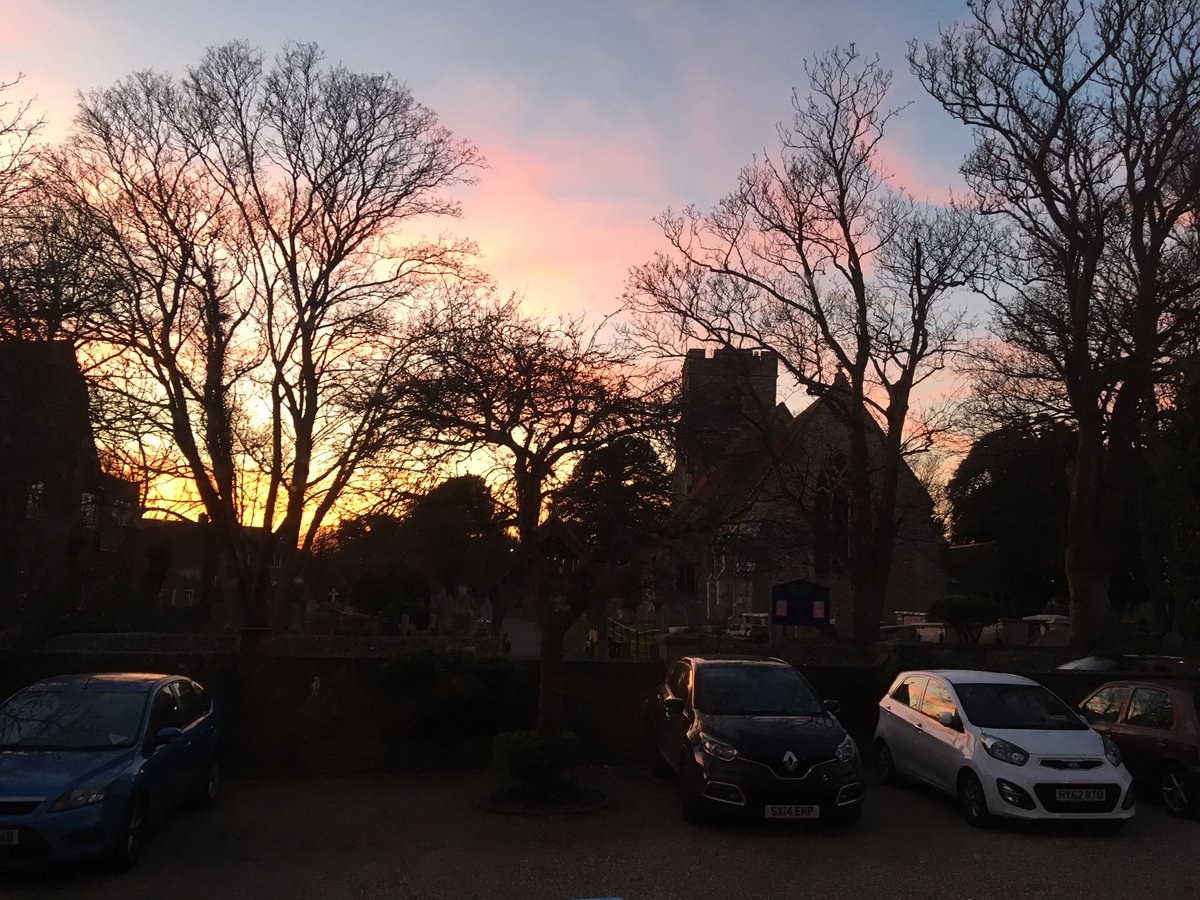 JoeFroud_BLFP's tweet photo. View gets better in the evenings. #wintersunset #felpham https://t.co/nNHXj7O4tQ