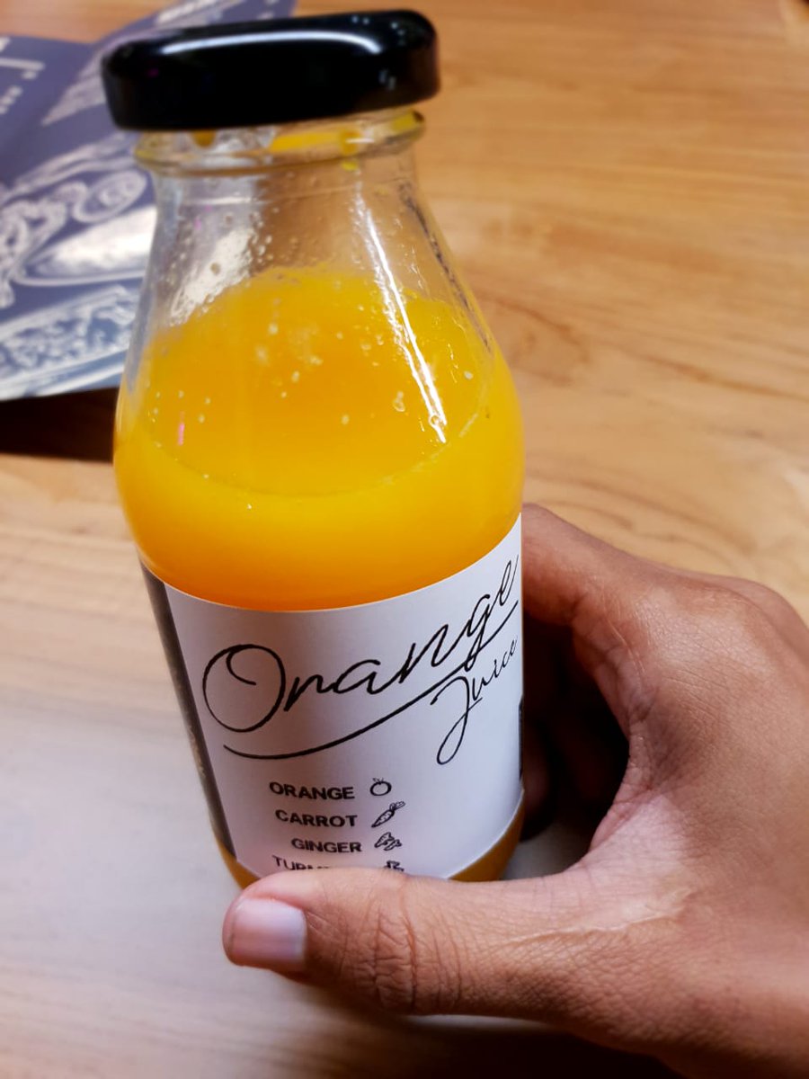 naren21_'s tweet photo. RBoJ baru buka cafe dan ada minuman juice baru ini komposisinya juga unik penasaran banget pengen nyoba @raysbottleofjoe varian lain ya salah satunya ini 😋 https://t.co/iuCCx9W7ba