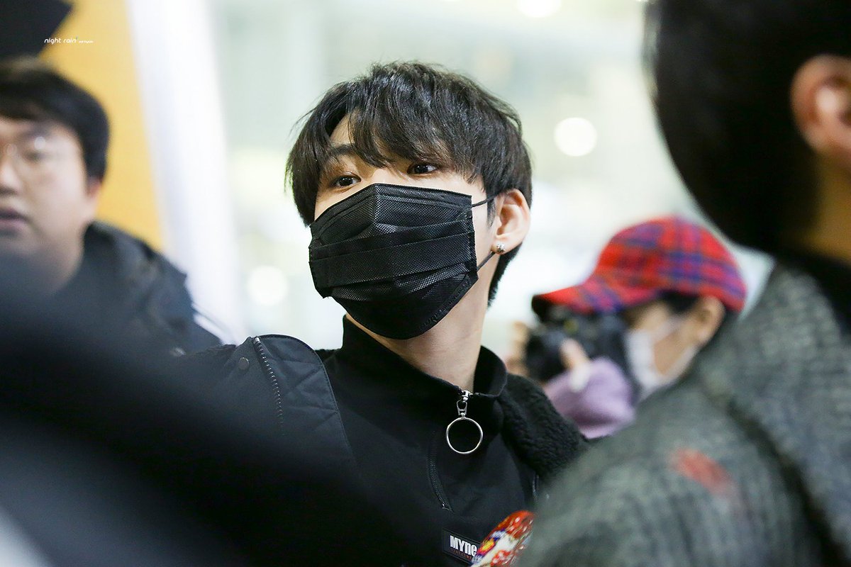 940422com's tweet photo. 181225 ICN 
봄도 아닌데 따뜻해
#온앤오프 #효진 
@WM_ONOFF https://t.co/fRgVg9j5At