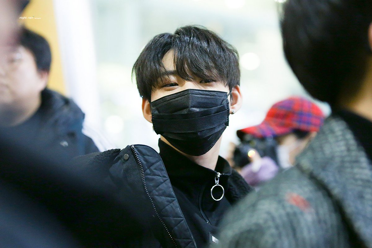 940422com's tweet photo. 181225 ICN 
봄도 아닌데 따뜻해
#온앤오프 #효진 
@WM_ONOFF https://t.co/fRgVg9j5At