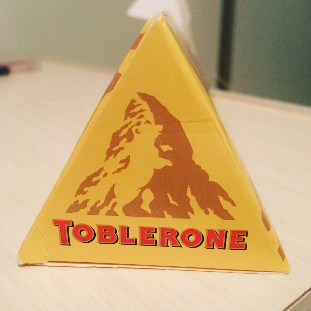 geniuscreative's tweet image. One of my fav branding facts. Can you see the bear 🐻 hidden in the Toblerone logo? #adgeek #chocolate #logo #fact #bear #branding