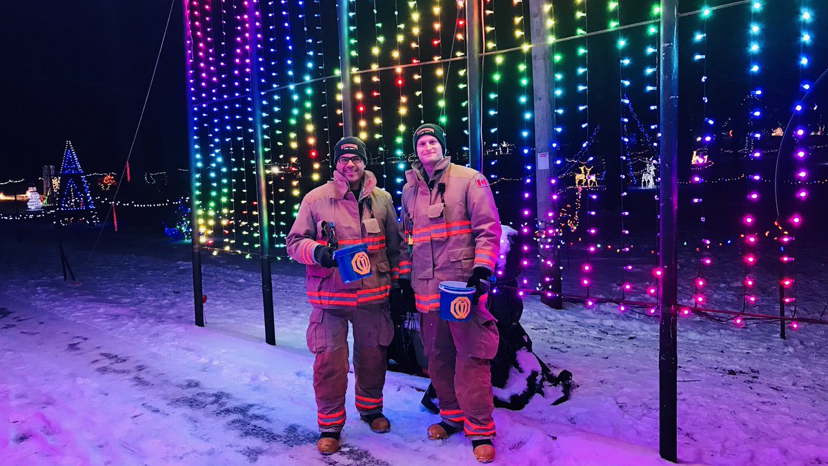 UxFireAssoc's tweet photo. What are you doing tonight or tomorrow night? Make sure you take time to visit the Uxbridge Fantasy of Lights, 6-9:30pm, in Elgin Park. You can drive, walk or both! Hot chocolate is available! Thank you @UxOptimists for hosting another amazing event! #Uxlights https://t.co/grwS3qMSQo