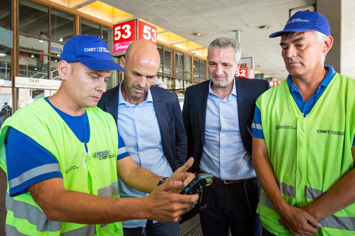 Guillodietrich's tweet photo. Hoy presencié el Operativo Verano en la terminal de ómnibus de Retiro, uno de los tantos puntos de control del país. Gracias a la nueva tecnología que incorporamos, los controles que hacemos diariamente son más rápidos y eficientes, ayudándonos a evitar accidentes y salvar vidas. https://t.co/6sit8BIIZD
