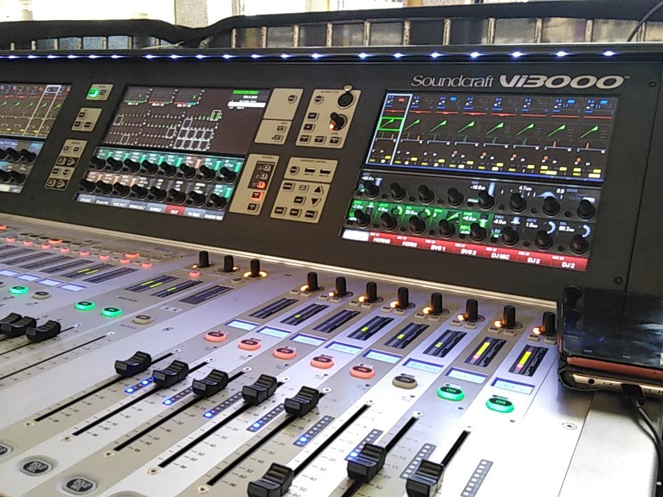 Thestageguy1's tweet photo. #TINAFest19 #KenteParty #soundcraft #vi3000 #tigertouchII #titan #cvr #midas #M32 #ev #newafrica https://t.co/4eaZ8DlYGU