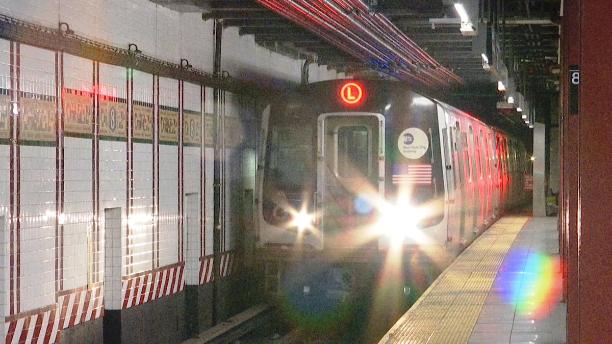 NY1's tweet image. Out to lunch? Some things you should know #LiveAtNoon:

✔@NYGovCuomo wants the @MTA board to vote 'quickly' on the #LTrain tunnel 2.0 plan
✔It's day 14 of the gov't shutdown. A key meeting of the minds is taking place in DC
✔@NYCMayor is giving an update on his #FairFares plan