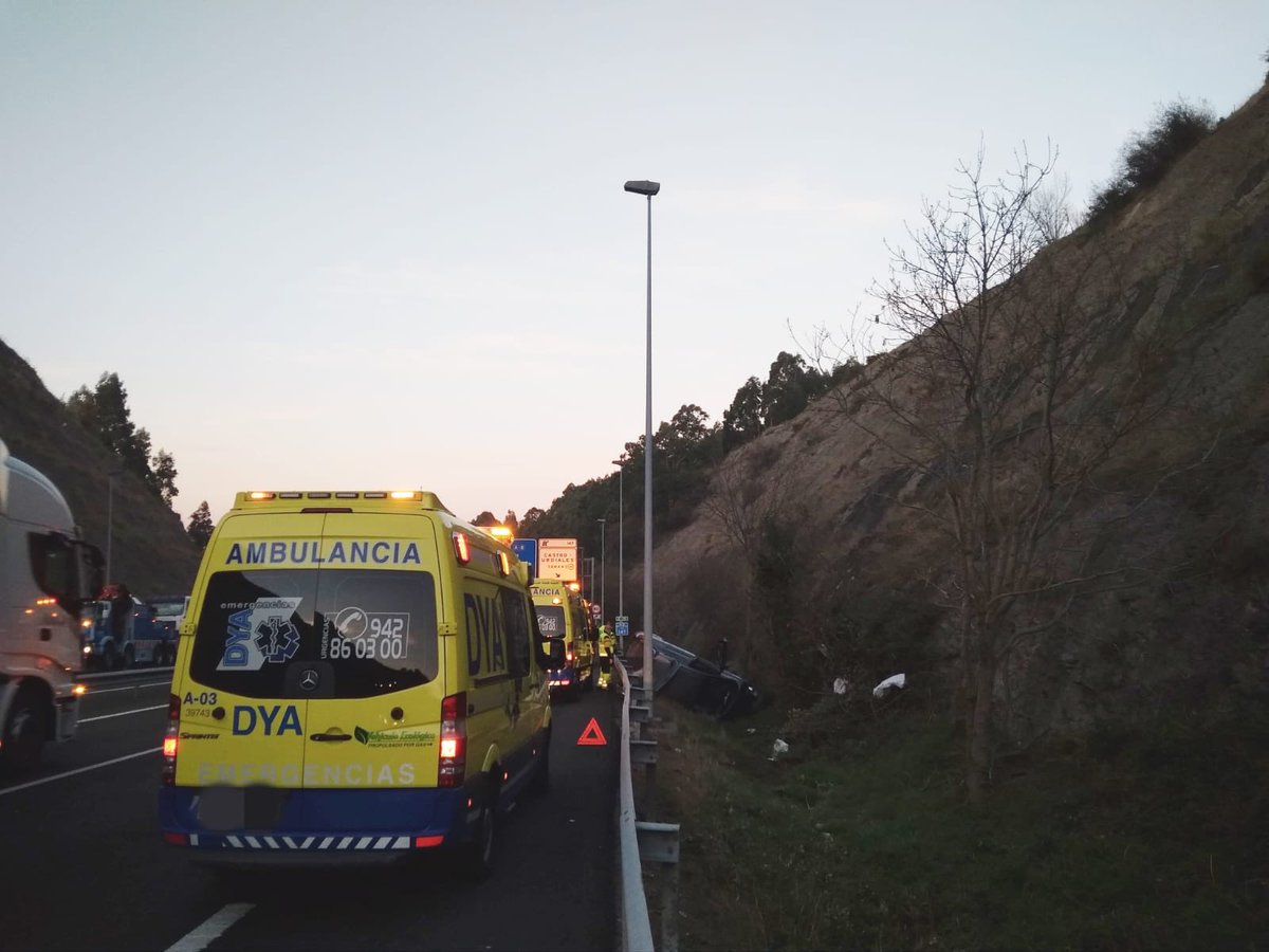 DYACantabria's tweet photo. Un vehículo que se sale de la calzada quedando volcado en la cuneta. 
Conductor y único ocupante sale del vehículo por sus propios medios antes de la llegada de efectivos. 
SVB @061Cantabria se hace cargo de traslado. #DYA y Bomberos apoyan intervención. https://t.co/dcQgC4lbDy