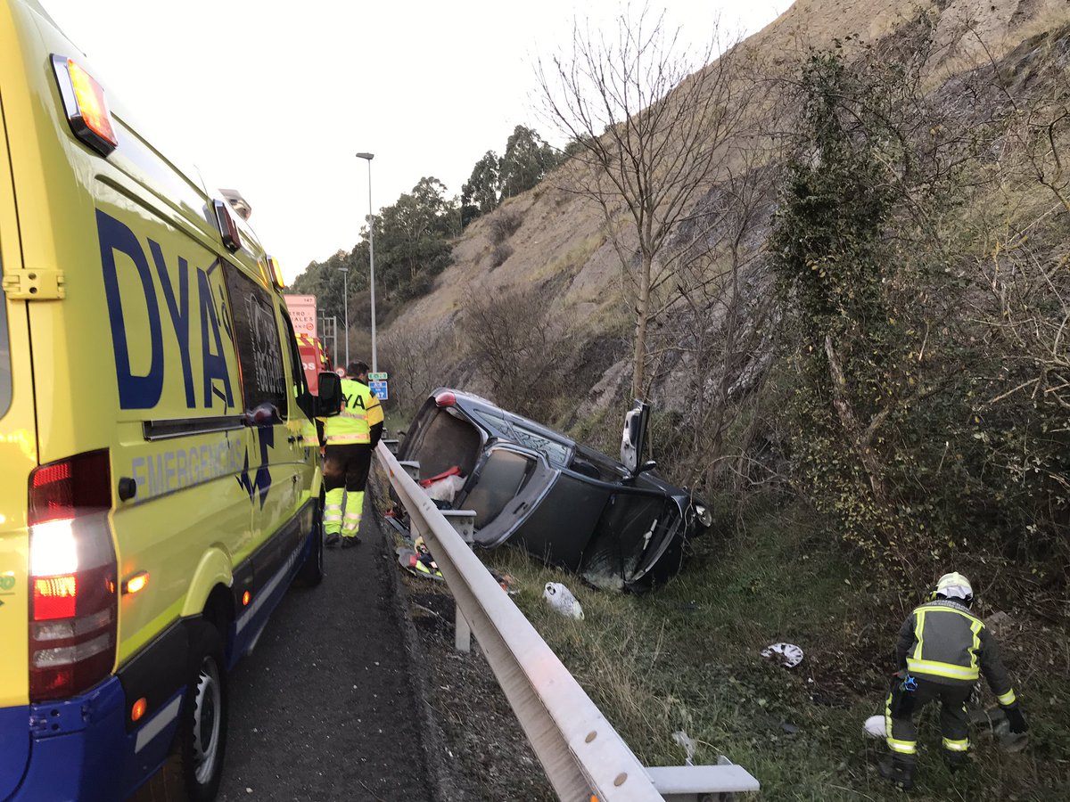 DYACantabria's tweet photo. Un vehículo que se sale de la calzada quedando volcado en la cuneta. 
Conductor y único ocupante sale del vehículo por sus propios medios antes de la llegada de efectivos. 
SVB @061Cantabria se hace cargo de traslado. #DYA y Bomberos apoyan intervención. https://t.co/dcQgC4lbDy