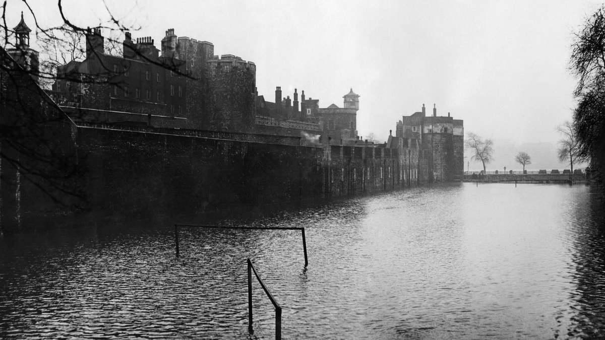 On 7 January 1928, the River Thames flooded disastrously – the last major flood to occur in the city. The Tower of London’s moat was filled for the first time since it was drained by the Duke of Wellington in 1845, and much of the Tower was submerged.