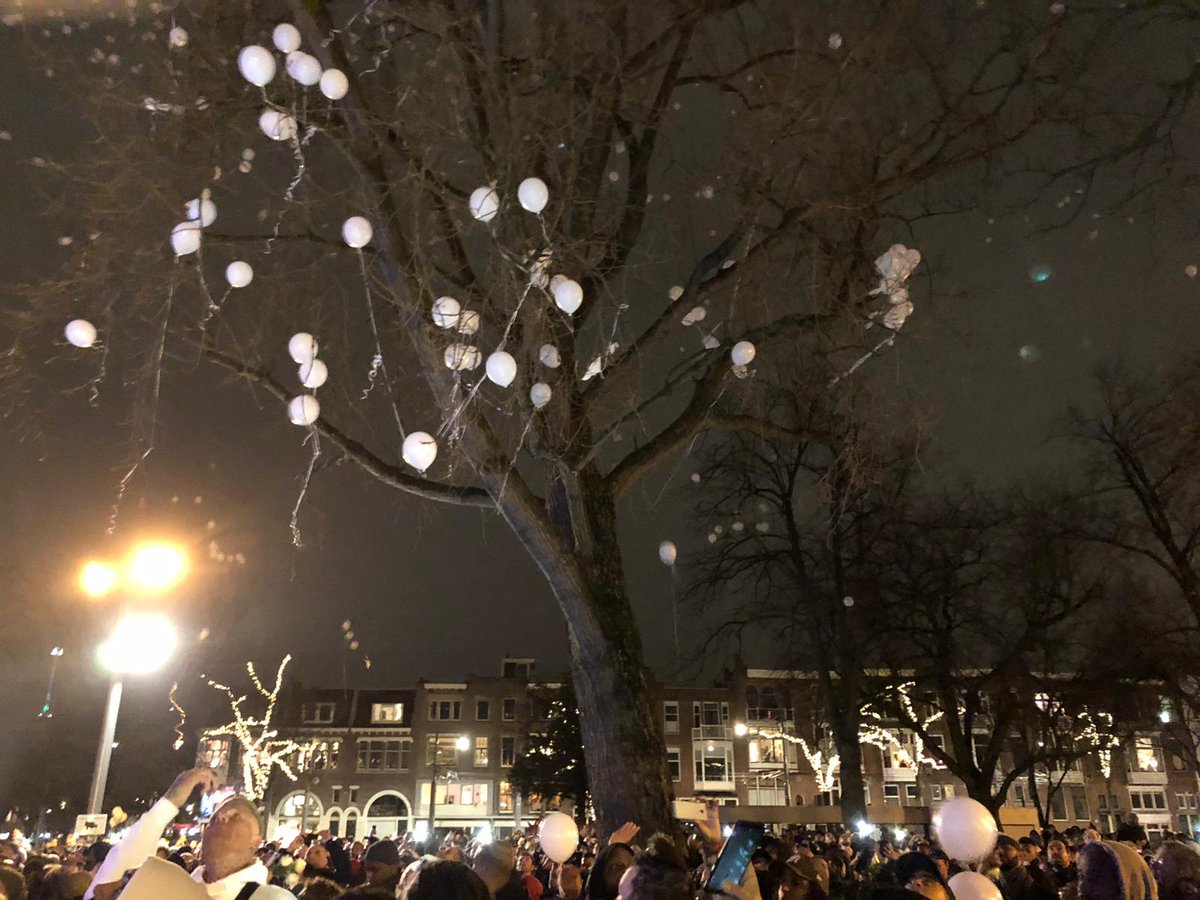 openrotterdam's tweet photo. 🎈 Om #rapper Feis te eren laten de mensen op het #Heemraadsplein de witte ballonnen op. Wat is jouw herinnering aan #Feis? @TopNotchNL @WijDelfshaven @delfshaven_rdam @Pol_Delfshaven #rotterdam #west #delfshaven #schietpartij #open010 https://t.co/QXE7LGFFLp