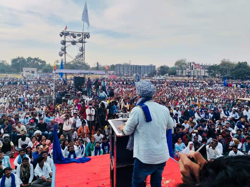 BhimArmyChief's tweet photo. आज अमरावती की रैली में उमड़ा बहुजनो का जनसैलाब,भीम आर्मी की इसी ताकत से डरकर बीजेपी ने मेरी महाराष्ट्र रैलियों की परमिशन कैन्सिल कर दी थी लेकिन हम न रुकने वाले है न झुकने वाले है।
जिद पर अड़ जाए तो रुख मोड़ दे तुफानो के।
तुमने देखे नहीं हैं तेवर,भीम के दीवानों के। https://t.co/6pyJH9gEHg