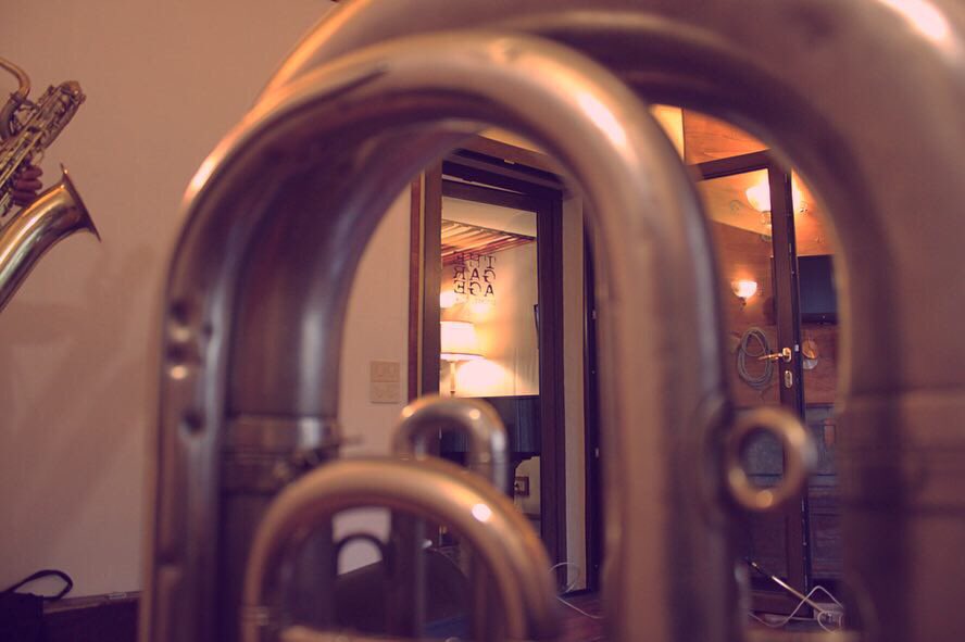 TheGarage_Italy's tweet photo. Brass #recording session with the king Neumann U47 - Electro Voice PL 11 - Electro Voice PL20 and a #warm atmosphere 🎷🎺
.
.
.
#recordingstudio #mixing #musicstudio #neumann #electrovoice #brass #tuscany https://t.co/OAFKEn1Nyn