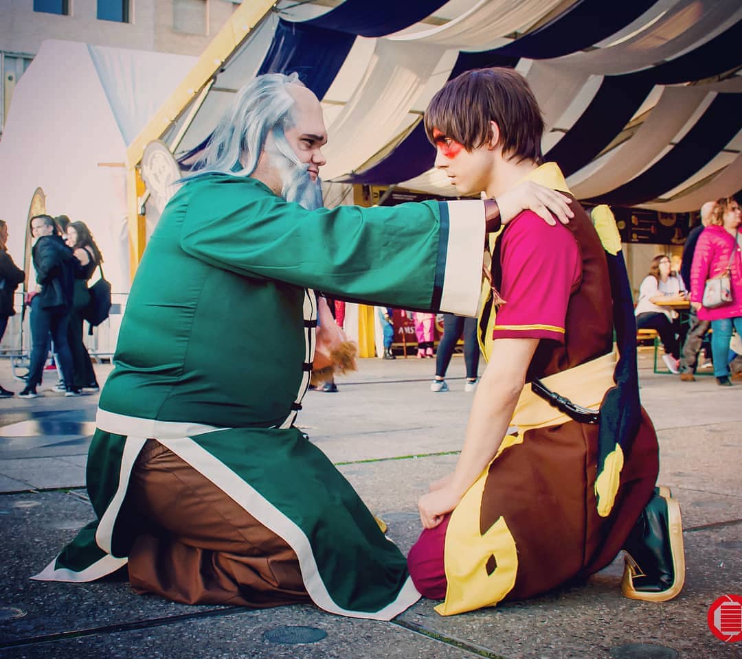 zuko_cosplay's tweet image. Primera publicación del año y quería que fuera algo especial. Siempre he querido hacer esta escena en cosplay, ya que me llega mucho al corazón. Y espero hacerla otra vez en un sitio más chulo!
.
Iroh es @lexioltg 
La foto es gracias a @dandsan
#cosplay #cosplayers #zuko  #iroh