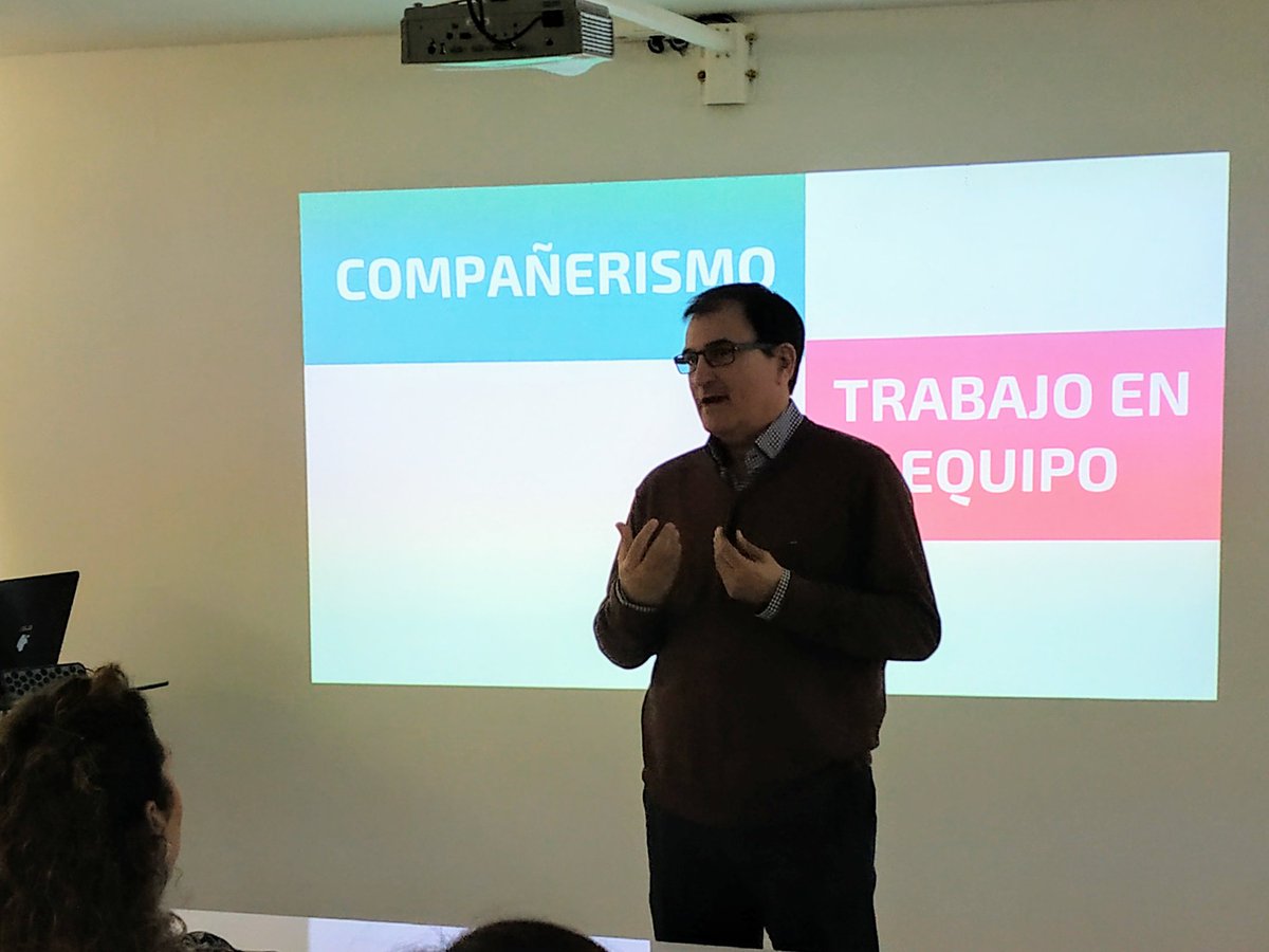 NettDigital's tweet photo. En #17AniversarioNETT #RaúlAlconchel asesor en estrategia, ha resumido en palabras clave como el #NETTeam ve a @nettformacion "compañerismo", "futuro y proyecto", "buen rollo", "ilusión", "trabajo en equipo", "crecimiento y superación" #MasterMPD #MasterTGD https://t.co/LU2No1IidR
