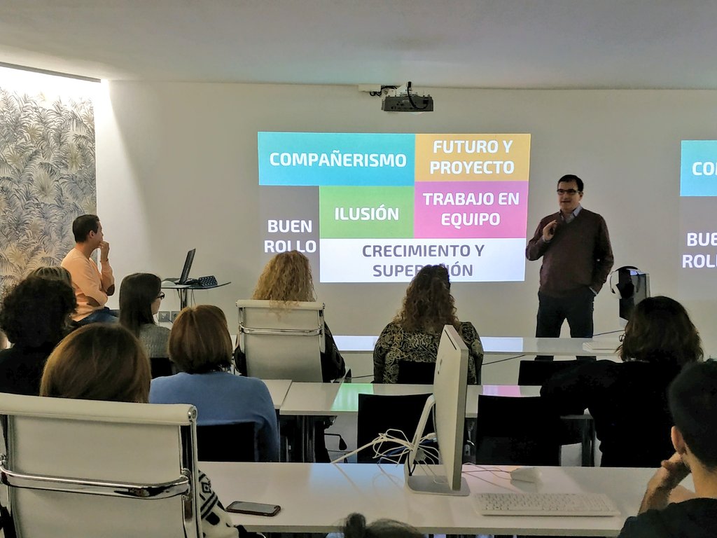 NettDigital's tweet photo. En #17AniversarioNETT #RaúlAlconchel asesor en estrategia, ha resumido en palabras clave como el #NETTeam ve a @nettformacion "compañerismo", "futuro y proyecto", "buen rollo", "ilusión", "trabajo en equipo", "crecimiento y superación" #MasterMPD #MasterTGD https://t.co/LU2No1IidR