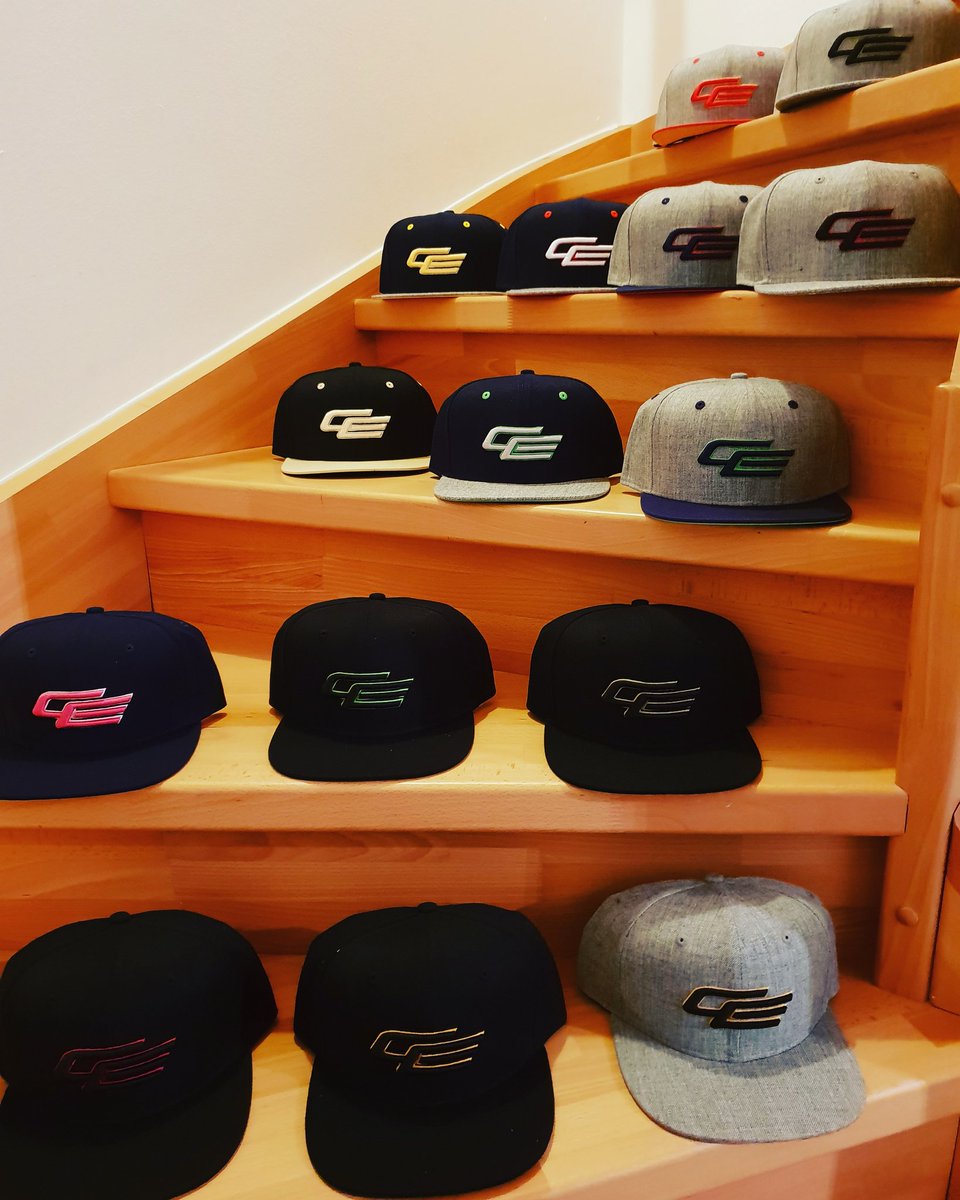 EsumePatrick's tweet photo. Sheeeeeesh.....🤪 gerade Besuch von Mahagony gehabt 🙏🏽. Die neuen #CE Snapbacks 🎯 mit neuen Colorways 🚥 sind da. Welche nehme ich bloß mit zur #PromiDartsWM ???N🍦 #lit #CEgear @ransport #anzeige #coachesume #rannfl #rannflsüchtig 🤜🏽👍🏽🏈🤯 https://t.co/q2Kg8Ugtqr
