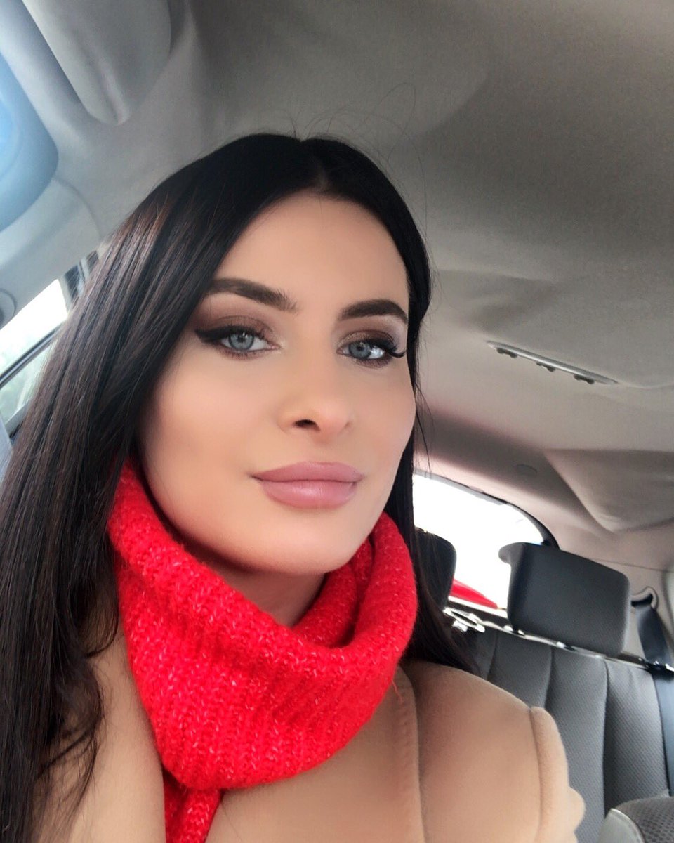 fioralbadizdari's tweet image. Sot as golfi nuk ndihmon, në makinë nuk hiqet më as pallto #dimër 🐧