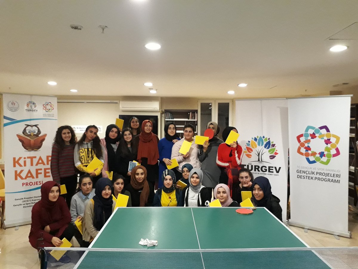 Türgev Kitap Kafe Projesi kapsamında "Gençler Arası Tenis Yarışması'nda birinci olan ve katılanlara, Proje Koordinatörü @selvasevincer tarafından hediye takdim edildi. <a href="/GSBgenclik/">Gençlik Hizmetleri</a>proje @GSBgenclik <a href="/gencliksporbak/">Gençlik ve Spor Bakanlığı 🇹🇷</a> <a href="/turgev/">TÜRGEV</a>