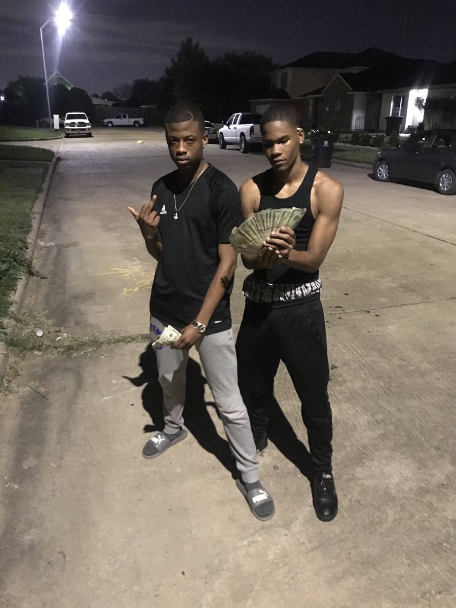 famoussgreg's tweet photo. Mo Money Mo Problems one fone call & I’ll solve em 🥶🤐 #ColdSteppa https://t.co/1UTApnpeg1