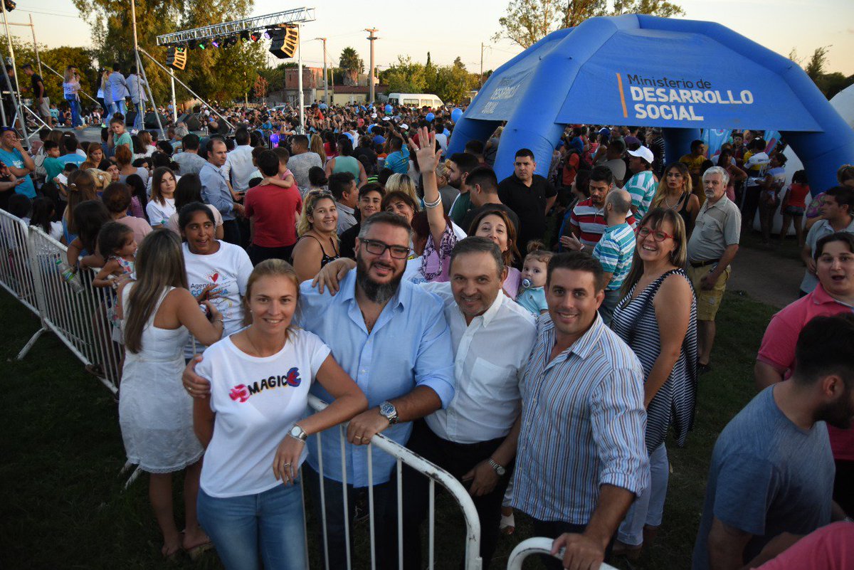 debopetra's tweet photo. #DerechoAlVerano #Edicion2019
Junto a nuestro Gobernador @JSchiaretti, @alevigo @julitarinaldi @JureLau @raullacava y cientos de cordobeses inauguramos a todo ritmo #DerechoAlVerano en el IPV de #Arguello. 🌞🌞🍦🍦 https://t.co/vTNblrrnq6