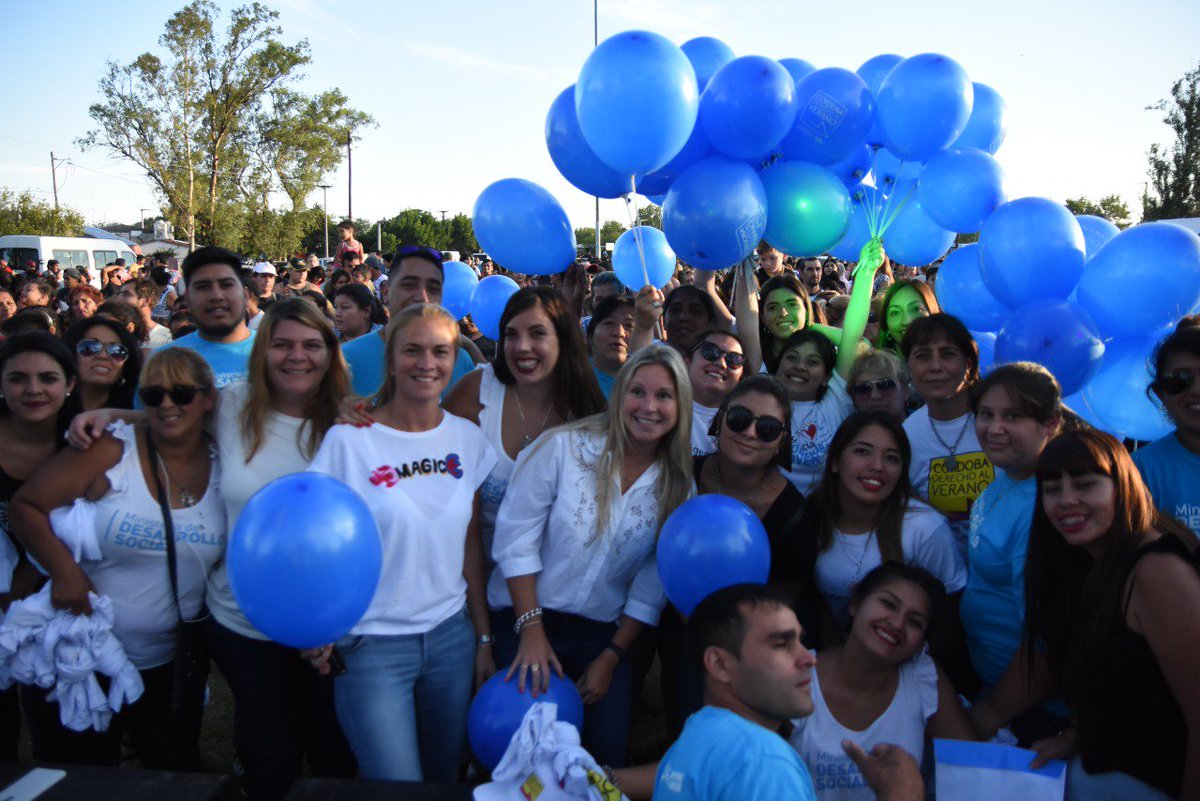 debopetra's tweet photo. #DerechoAlVerano #Edicion2019
Junto a nuestro Gobernador @JSchiaretti, @alevigo @julitarinaldi @JureLau @raullacava y cientos de cordobeses inauguramos a todo ritmo #DerechoAlVerano en el IPV de #Arguello. 🌞🌞🍦🍦 https://t.co/vTNblrrnq6