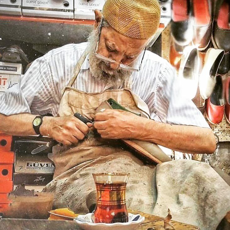 Gösterişsiz insanın yanına sokul...
Hikaye orda...!!!