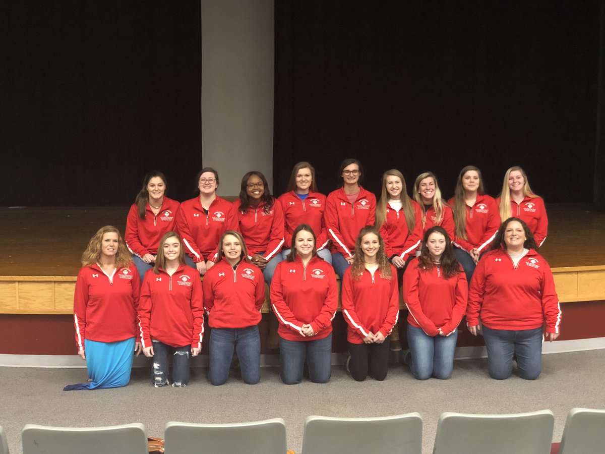 AmyD5's tweet photo. The 2018 Lady Indians Softball Team received their jackets for district champions, regional runner up &amp; state qualifier. 🥎❤️ Awesome Job Ladies!! #shsindianpride #scpsva https://t.co/OeuYqruX0p