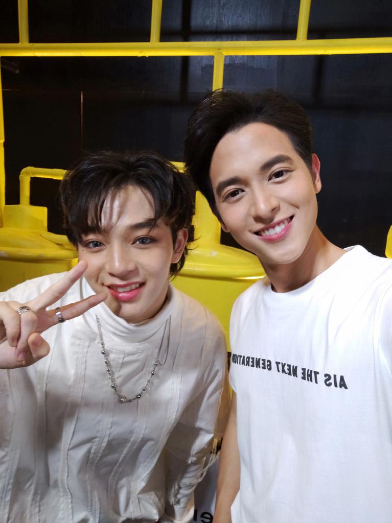 น้องบาส .... โดนเธอช็อต กลางหัวใจ
หากปล่อยไว้ คงไม่ทัน
ช่วยได้ไหม มารักกันให้หัวใจ
เต้นแรงอีกครั้ง
 อิอิ