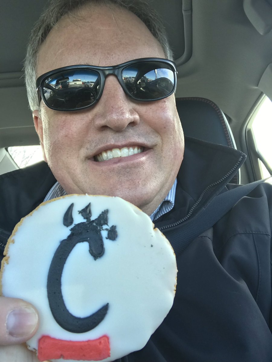 cincygreghoodin's tweet photo. @ServatiiPastry #BoldlyBearcat @uofcincy @uofcincyalumni #BearcatCookies #BicentennialBites #UC200 @TheCincyBearcat couldn’t decide on one so I got em both which was a very solid and tasty choice on my part #standfirstandlast https://t.co/lzPLGxF8Pb