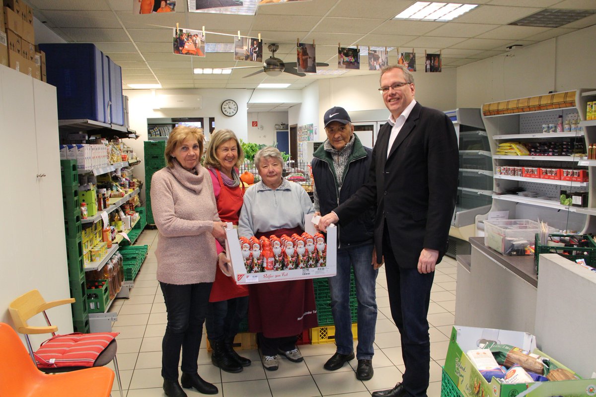 schuetteMdL's tweet photo. Kurz vor Weihnachten habe ich die Neckargemünder Tafel e.V. besucht und mit der Vorsitzenden Rita Hütter u.a. über die vielfältige Arbeit der Ehrenamtlichen, die Vorgaben des Bundesverbandes der Tafeln und die Abgaben für die Müllentsorgung gesprochen. https://t.co/3LnqqOudmZ https://t.co/V4xa7FEeeZ