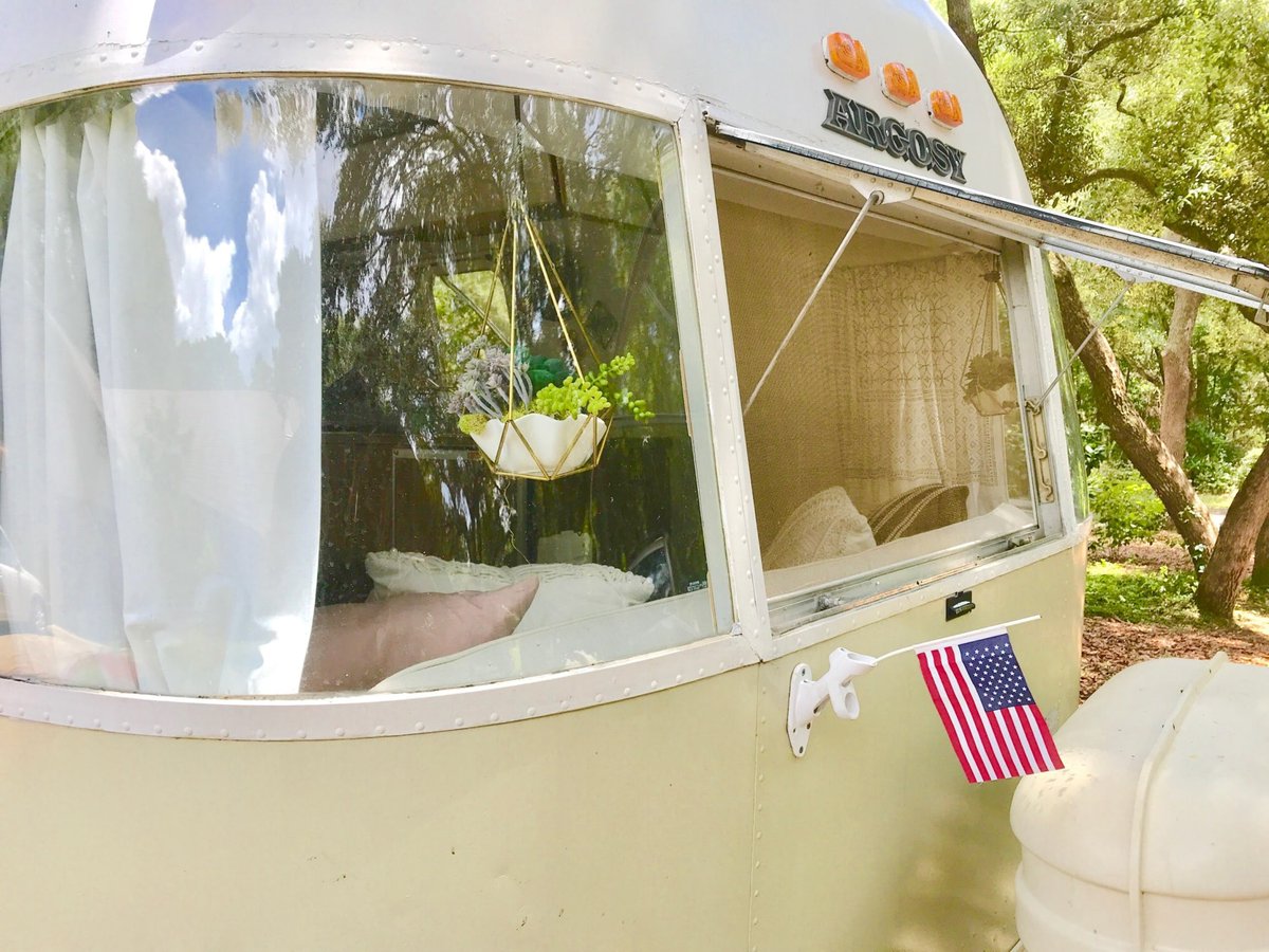 avvayhq's tweet photo. Meet Peach! This 1974 Airstream is quaint, cozy, and ready for your next creative venture. The 70's vintage charm helps to set the right mood for whatever you've got in mind! Check it out: https://t.co/BTisbS7YPg #AVVAYNashville #AVVAYSpace #NashvilleCreativeSpace https://t.co/L7QzVJq8Gk