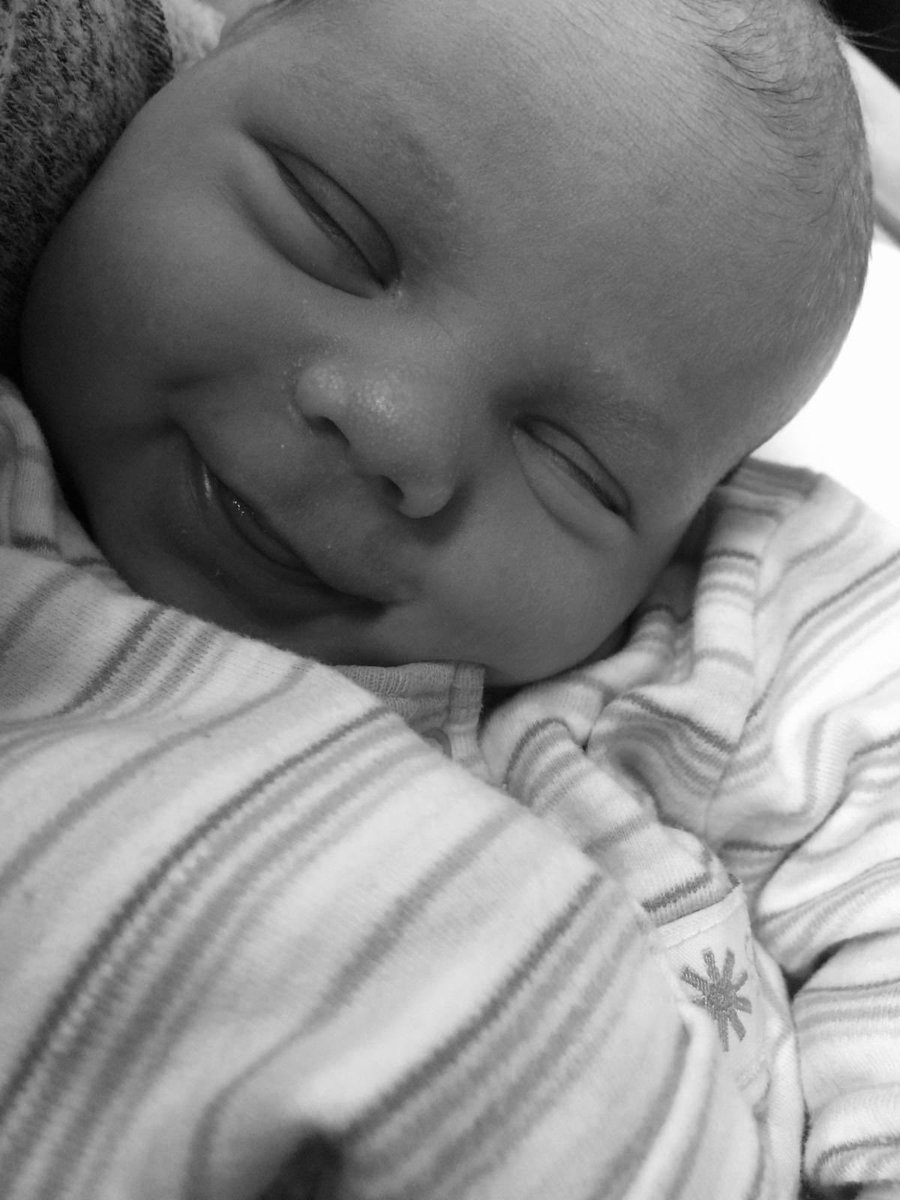 _LetsGoEscargot's tweet photo. @_LetsGoEscargot Petit Escargot une semaine déjà!!! Love that smile 🐌🇫🇷 #LetsGoEscargot #FrenchClub #Baby #Happy2019 https://t.co/JmkYAZrjum