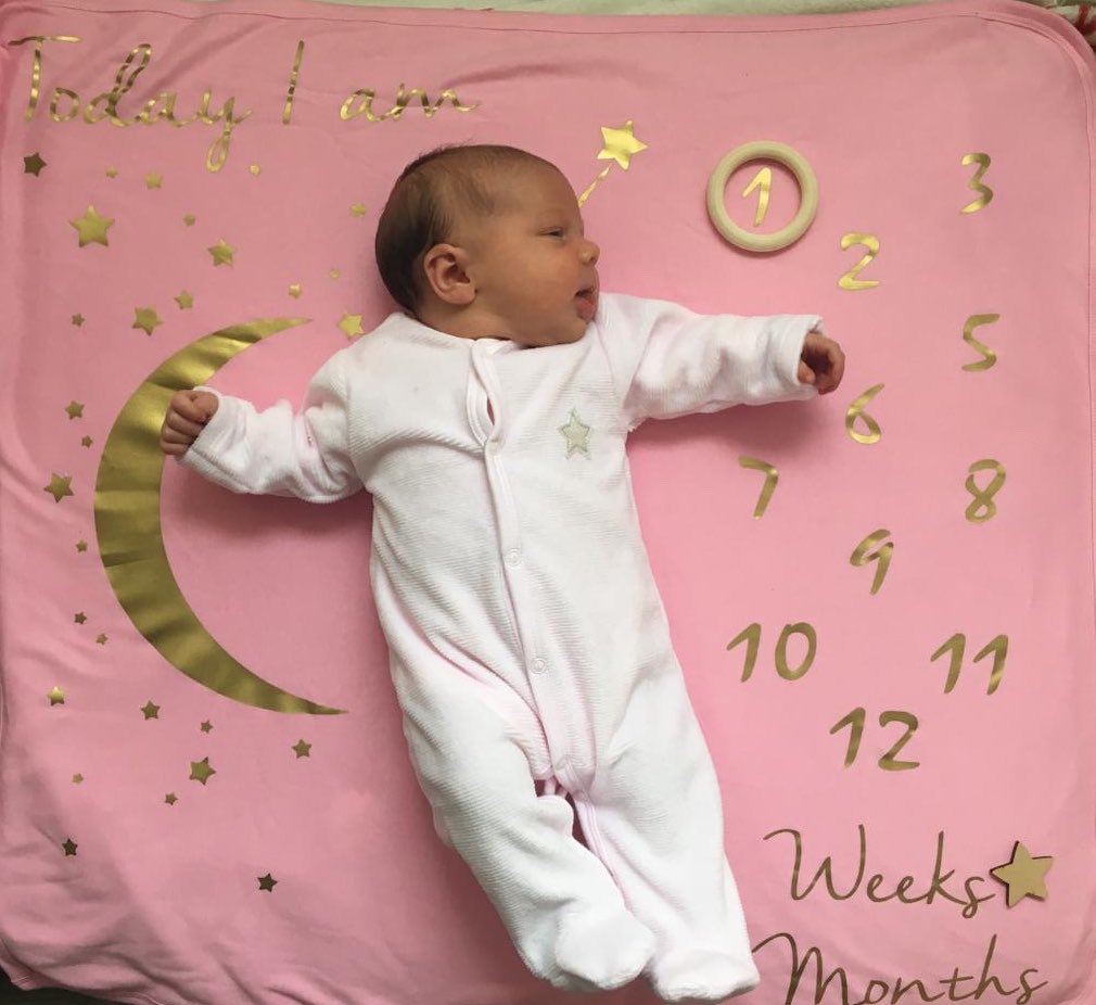 _LetsGoEscargot's tweet photo. @_LetsGoEscargot Petit Escargot une semaine déjà!!! Love that smile 🐌🇫🇷 #LetsGoEscargot #FrenchClub #Baby #Happy2019 https://t.co/JmkYAZrjum