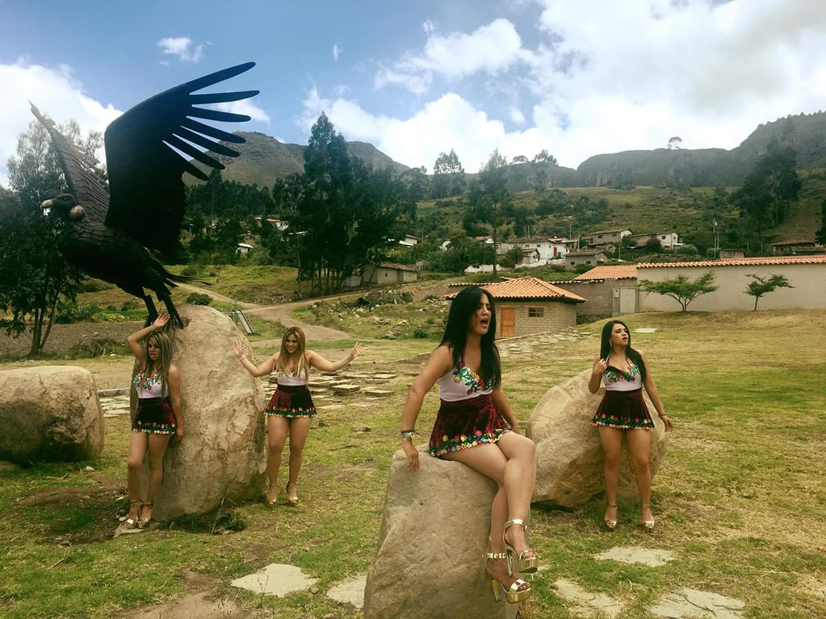 Nos visita el grupo EMBALATE en la plaza de Susudel. Ven a disfrutar de excelentes paisajes y buena gente, en Oña, Azuay.  Somos Patrimonio Cultural del Ecuador.