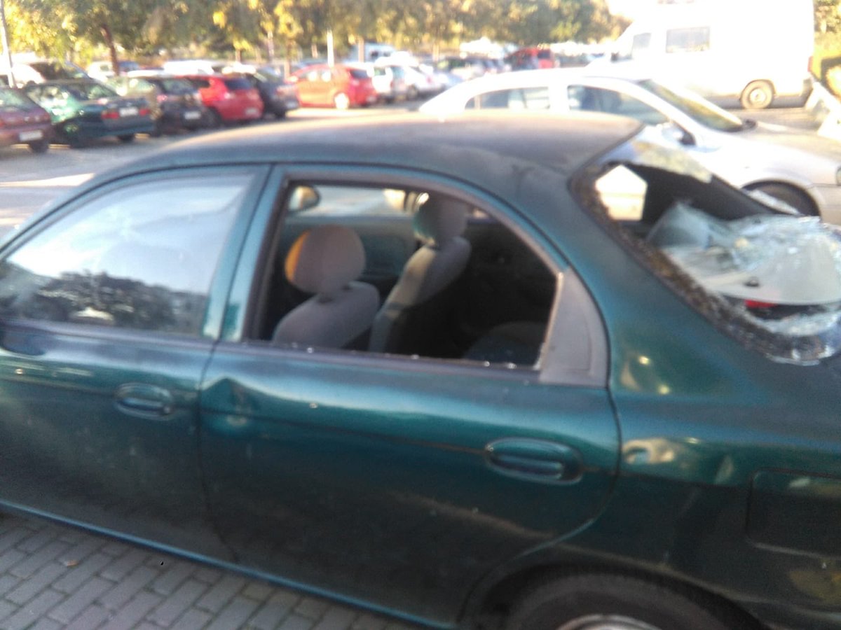 PP_Mataro's tweet photo. Nos informan que a pesar del frío en Mataró hemos tenido una noche calentita , varios coches petados y 1 utilizado para robar en un comercio https://t.co/TWK9Fxq1wt