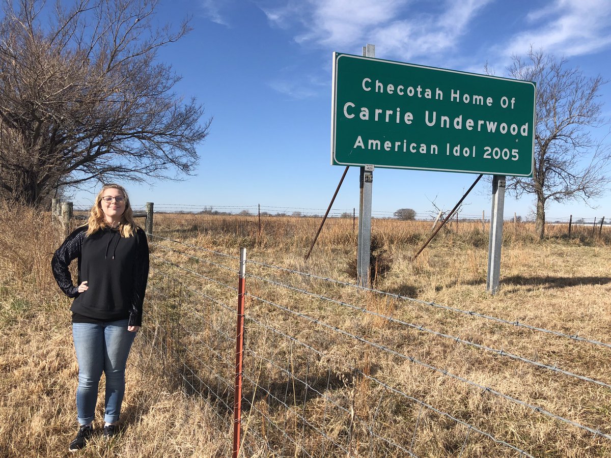 JuliaBell00's tweet photo. If you thought I wasn’t gonna spend my Birthday driving from Arlington Tx to Checotah Ok to check getting a picture with @carrieunderwood ‘s sign off my bucket list you’d be wrong! Because I most definitely did! #19 #blockedbybarbedwire #birthday #checotah #carrieunderwood https://t.co/2SQxbBZ8PQ