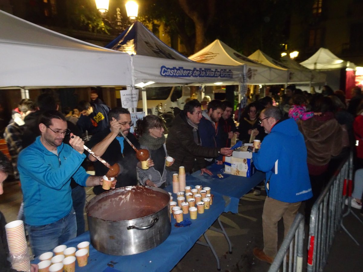 cvg_cat's tweet photo. Ja estem repartint la xocolata als nens i nenes de la #ViladeGracia #carteres @festagracia https://t.co/ZCHJEvO1mQ